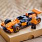 F1®-es pilóta McLaren versenyautóval