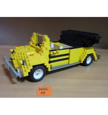 Egyedi építésű sárga cabrio