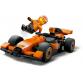 F1®-es pilóta McLaren versenyautóval