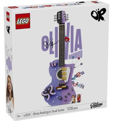 Olivia Rodrigo kettős stílusú gitárja