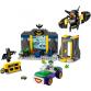 A Denevérbarlang™, Batman™, Batgirl™ és Joker™